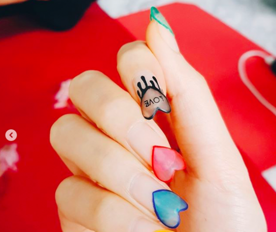 Ужасное зрелище! Ногти в форме сердечек