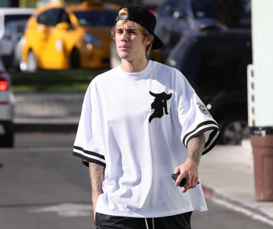 Ну как же так, Джастин? Бибер снова тусуется с девушкой, и это не Селена!