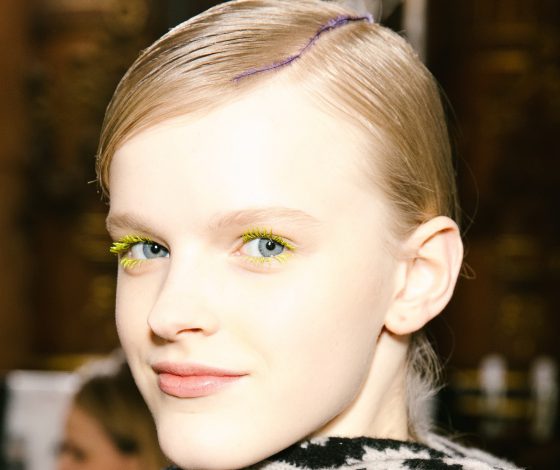 Чуть не пропустили! Маленькая, но очень красивая деталь в прическах на Неделе моды в Париже