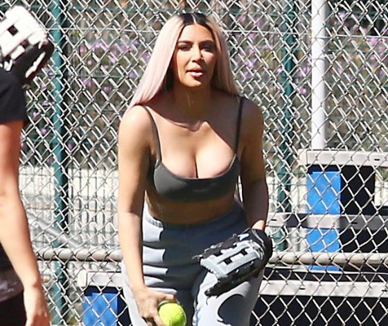 Так по-семейному: сестры Кардашьян и Крис Дженнер играют в софтбол