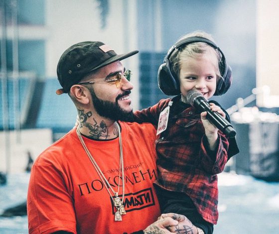 Фото дня: Тимати перерезает пуповину дочери в роддоме