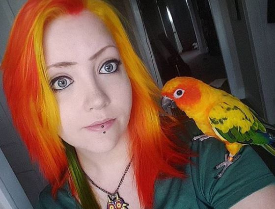 Нечего добавить: эта девушка перекрасила волосы в цвет своего попугая