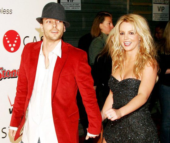 Федерлайн тратит тысячи долларов в стрип-клубе, но все равно требует денег с Бритни Спирс!