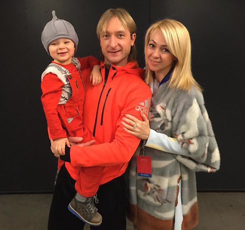 Евгений Плющенко и Яна Рудковская с сыном Сашей; @rudkovskayaofficial