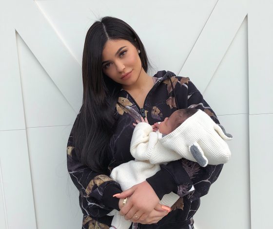 Новое фото дочери Кайли Дженнер. Смотри, какая кроха!