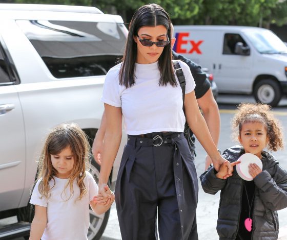 Она ещё и отличная тетя: Кортни Кардашьян гуляет с дочерью Ким