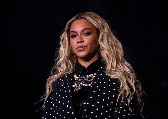 Бейонсе. Укусили. За лицо. Кто?