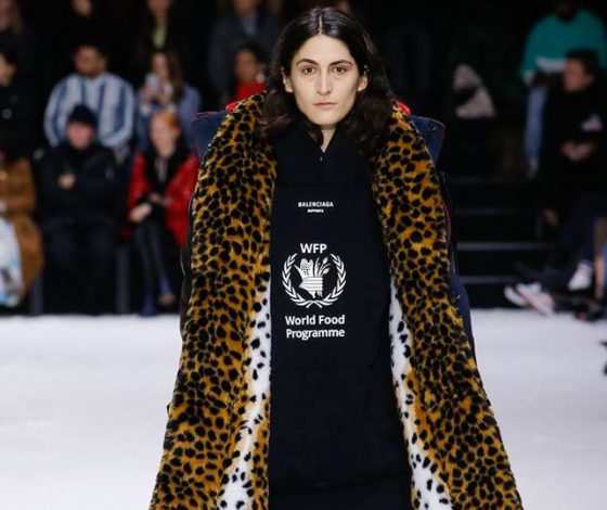 Благотворительность, оверсайз и «ожерелья» из карабинов: как прошёл показ Balenciaga?