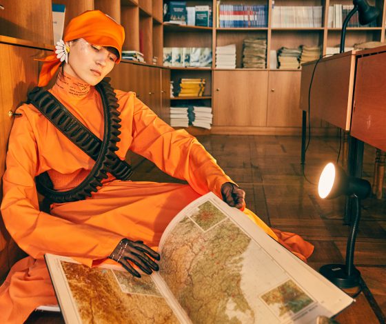 Женщины-разведчицы в ботфортах-трансформерах и перчатках в осенней коллекции Alexander Arutyunov