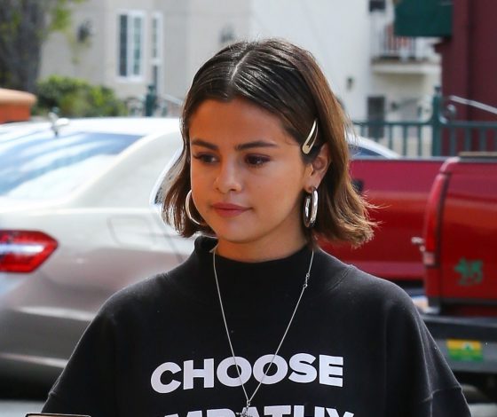 Новый выход Селены Гомес. Что написано на ее свитшоте?