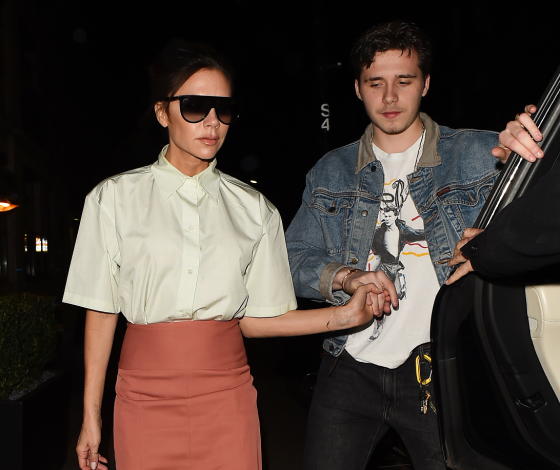 Идеальная семья: Виктория Бекхэм гуляет с Бруклином по Парижу