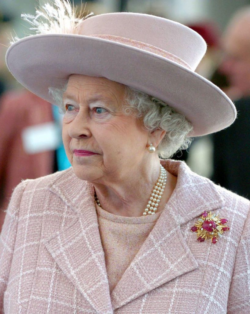 Эту брошь из желтого золота, рубинов и алмазов королеве подарил муж, принц Филипп, в 1966 году. С тех пор она в числе фаворитов королевы.