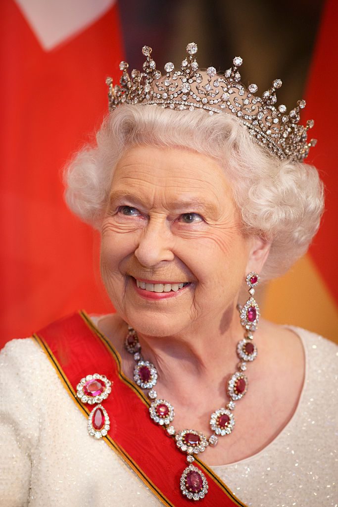 Перед нами рубиновое ожерелье, выполненное принцем Альбертом специально для королевы Виктории. 