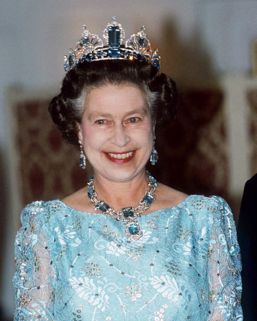 В 1986 году королева Елизавета появилась на приеме в аквамариновых серьгах и ожерелье. Украшение было подарком от бразильского народа в честь коронации Елизаветы.