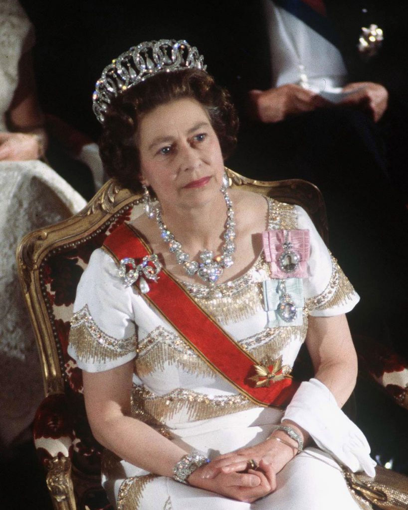 А это 1978 год. На голове у королевы знаменитая Владимирская тиара, состоящая из 15 бриллиантовых колец. Ожерелье и брошь - подарки королевы. 