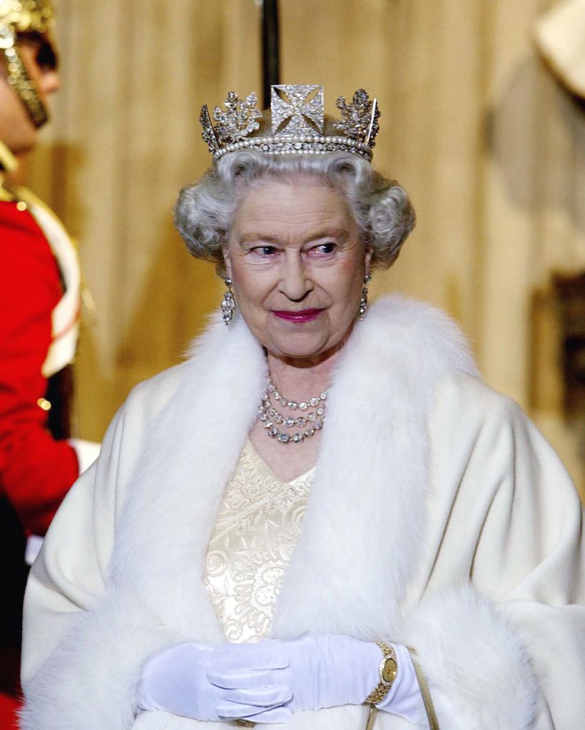 Эту корону Елизавета II традиционно носит на заседания парламента. Она была сделана в 1820 году и состоит из 1333 бриллиантов.