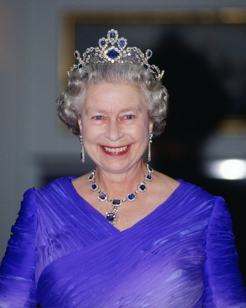 Ожерелье и серьги с сапфиром и алмазами известны как «Викторианский набор». Это подарок королеве, сделанный ее отцом в день свадьбы. 