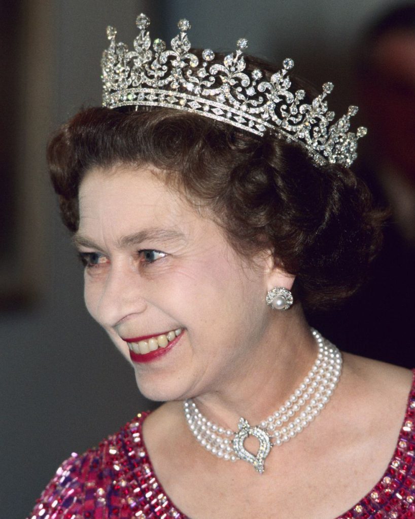 На фото 1983 год. А на шее у королевы жемчужный чокер с бриллиантовым кулоном - подарок от японского правительства.