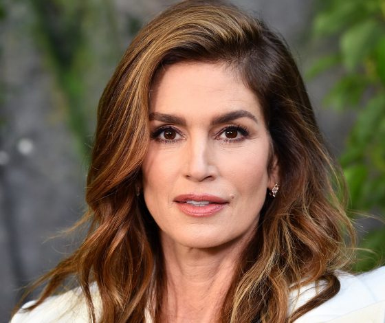 Огонь! 53-летняя Синди Кроуфорд показала фигуру в купальнике