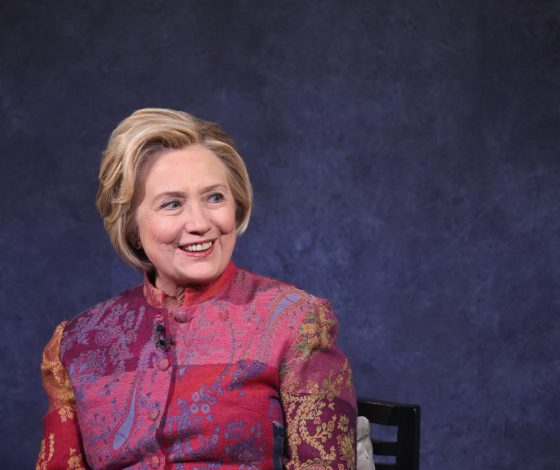 Хилари Клинтон чуть не упала с лестницы. Дважды!