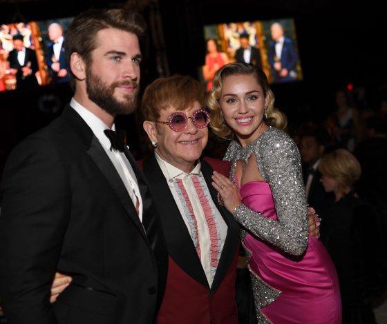 Майли Сайрус, Лиам Хемсворт и Рики Мартин на благотворительной вечеринке Элтона Джона после «Оскара»