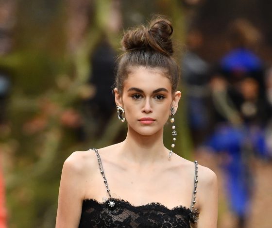 Самая стильная укладка нового сезона – небрежный пучок с заколкой