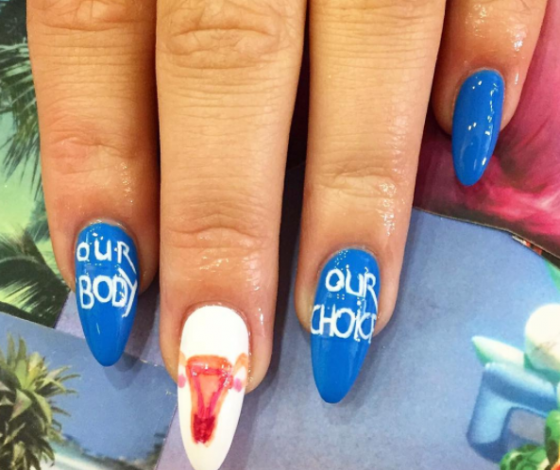 Феминистский маникюр – сделаешь такой на 8 Марта?