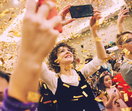 Ксения Раппопорт, Александр Гудков и Аглая Тарасова поздравили фонд «Дети-бабочки» с днём рождения