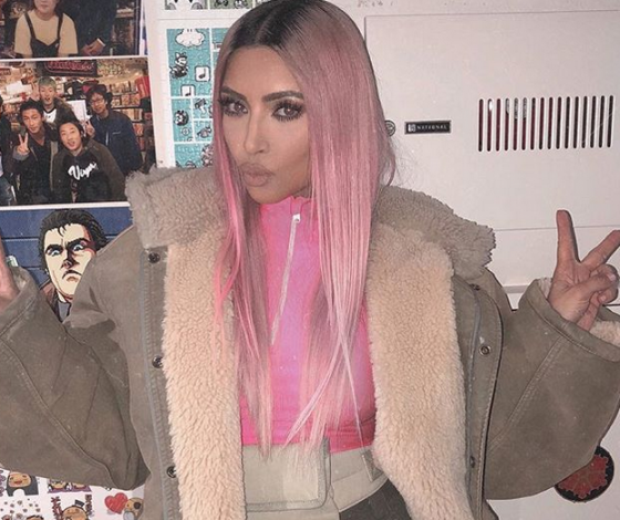 Абсолютно голая Ким ест лапшу в Токио