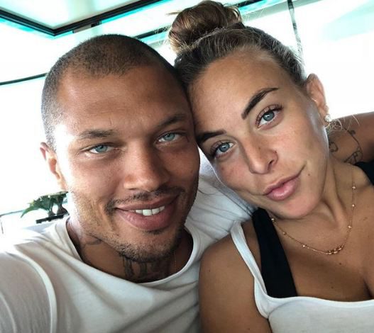 Первая годовщина! Как ее отметили «самый красивый преступник» и его девушка?