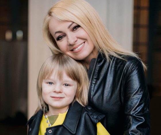 Мама может: Яна Рудковская о воспитании сыновей, правах женщин и моде в специальном проекте «Даниэль Бутик» и PEOPLETALK