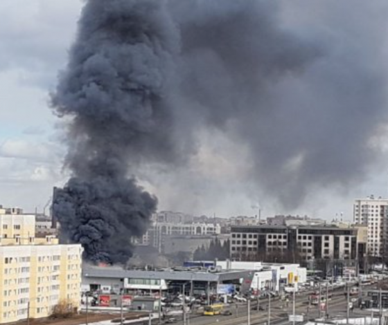 В Санкт-Петербурге горит крупный автоцентр