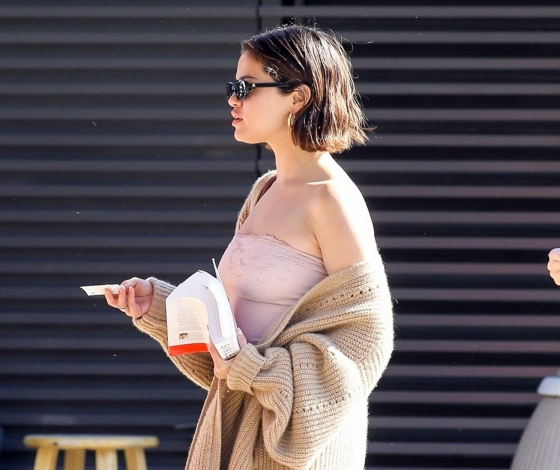 Селена Гомес гуляет по Лос-Анджелесу с Библией в руках. И она чуть не столкнулась с Бибером!