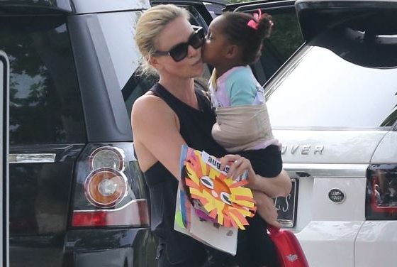 Счастливая Шарлиз Терон с дочкой в Лос-Анджелесе