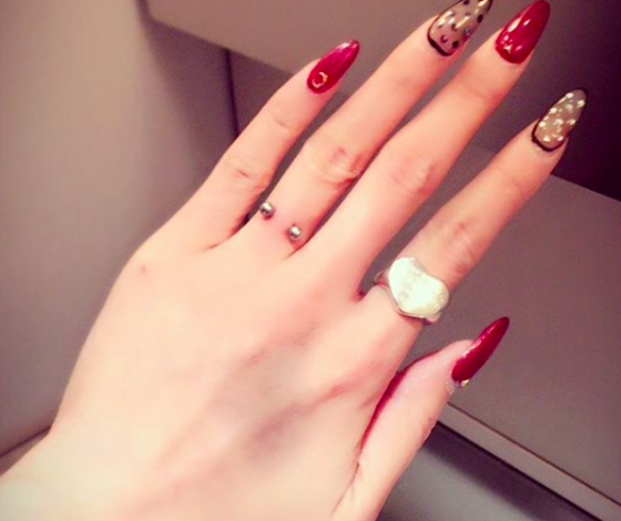 Пирсинг на пальцах: даже смотреть больно!