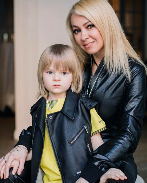 Яна Рудковская с сыном Сашей; @rudkovskayaofficial