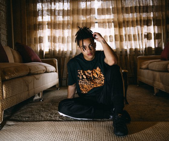 Худи, лонгсливы и другие вещи, которые вошли в новую коллекцию The Weeknd