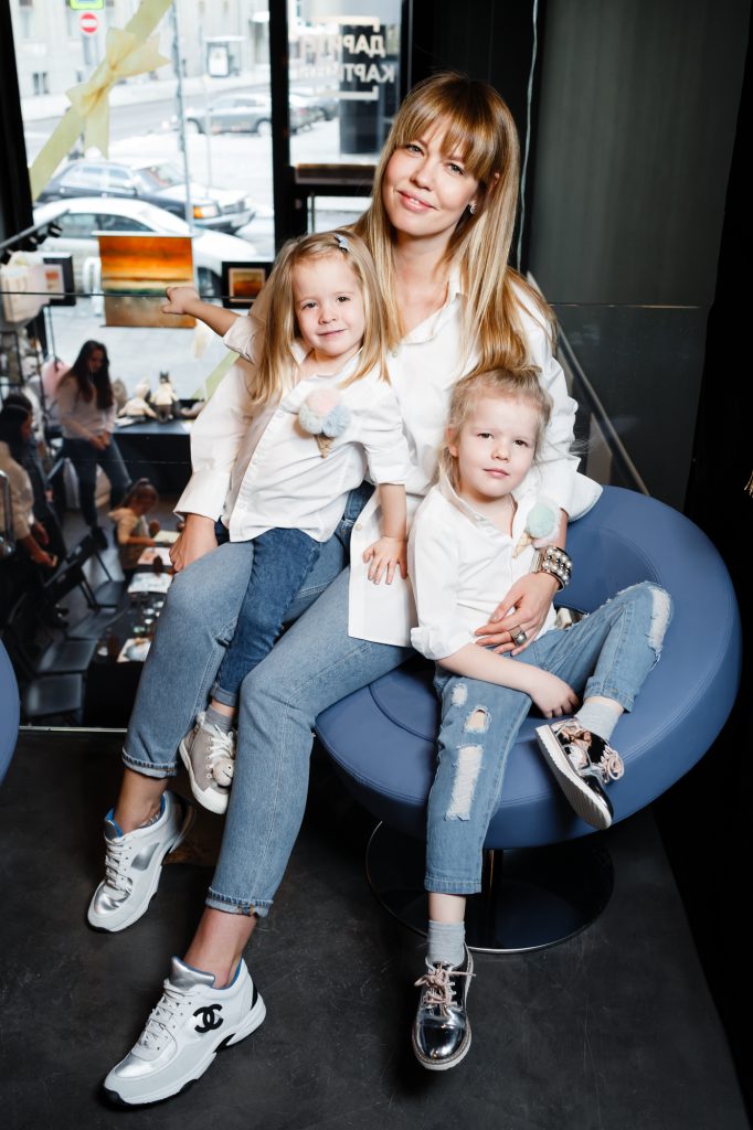 Юлия Акимова с дочерьми Алисой и Настей