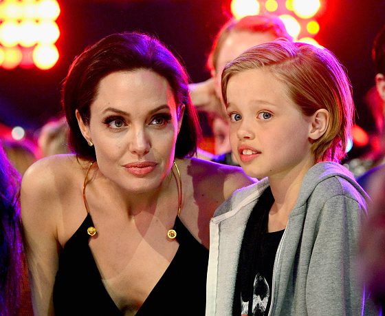 Сменила стиль: дочь Анджелины Джоли отрастила волосы и снова носит юбку