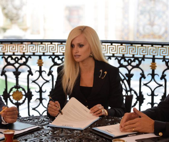 В стиле «Американской истории преступлений»: Пенелопа Крус в Versace