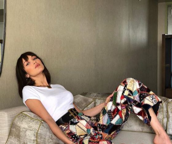 Джинсы и топ: образ на весну от Беллы Хадид