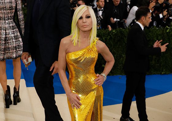 В день рождения Донателлы Версаче: лучшие выходы звезд в Versace