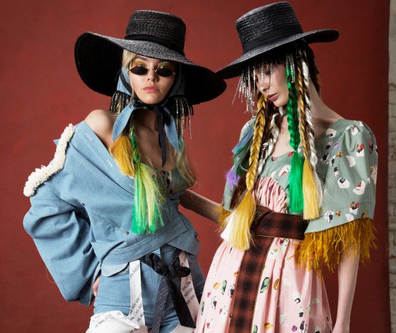 Шляпы, цветочный принт и деним: все для лета в лукбуке Sol Designers