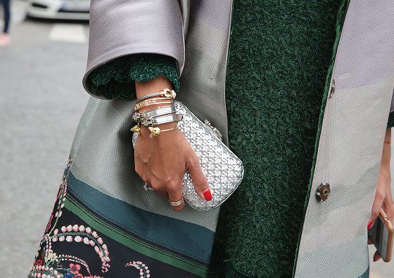 Как модно носить браслеты этой весной