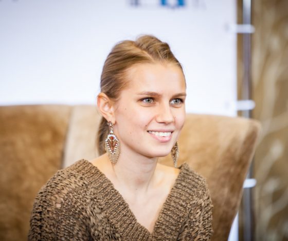 Дарья Мельникова, Ксения Шипилова и Анастасия Смирнова на благотворительной барахолке 