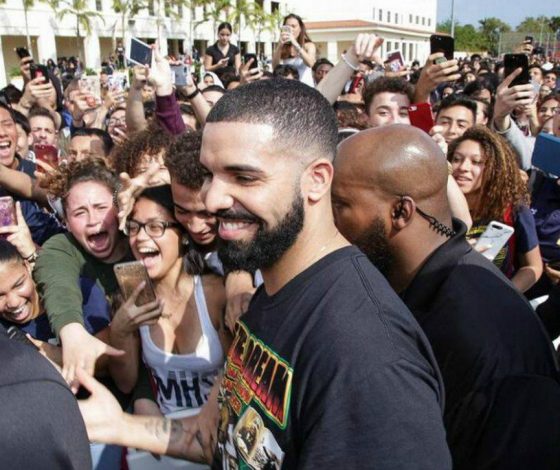 Дрейк выпустил форму для старшеклассников в Майами