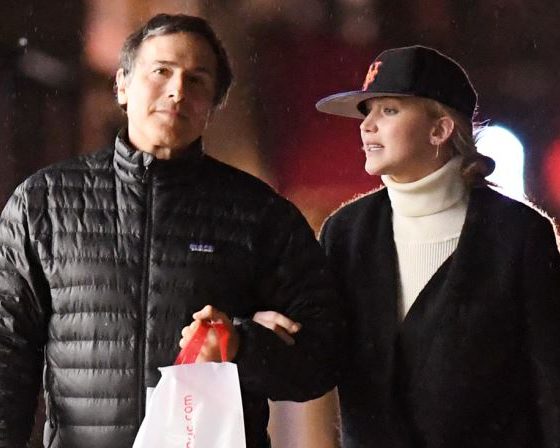 Еще один режиссер? Дженнифер Лоуренс гуляет под руку с Дэвидом О. Расселом