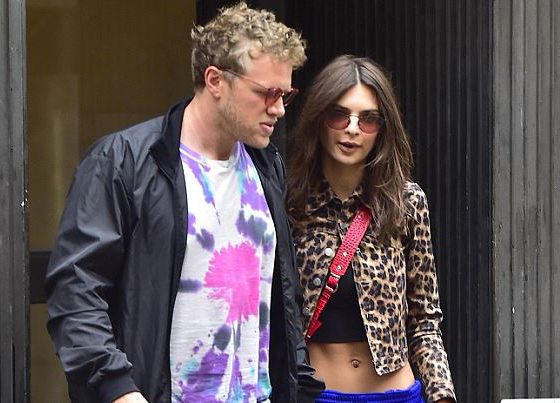 Уже простила? Эмили Ратаковски обнимается с мужем после скандала