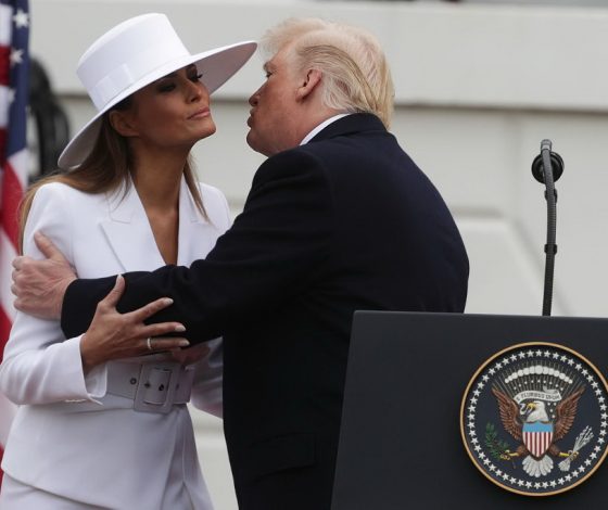 Мелания Трамп получила от мужа в день рождения… открытку?