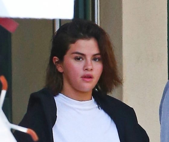 В шортах и с Библией: новый выход Селены Гомес